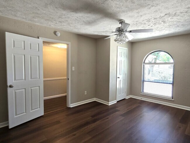 Building Photo - 4055 Cypressdale Dr