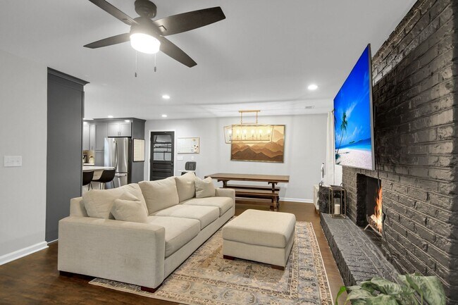 Building Photo - Beautifully Renovated West Ashley Home
