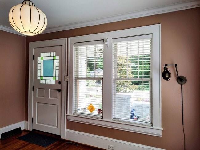 Building Photo - Charming 2-Bedroom, 2-Bath Brick Ranch Home in Midwood!