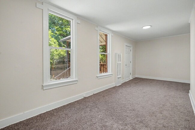 Building Photo - Charming 2 Bed / 1 Bath Duplex with Private Yard & Off-Street Parking