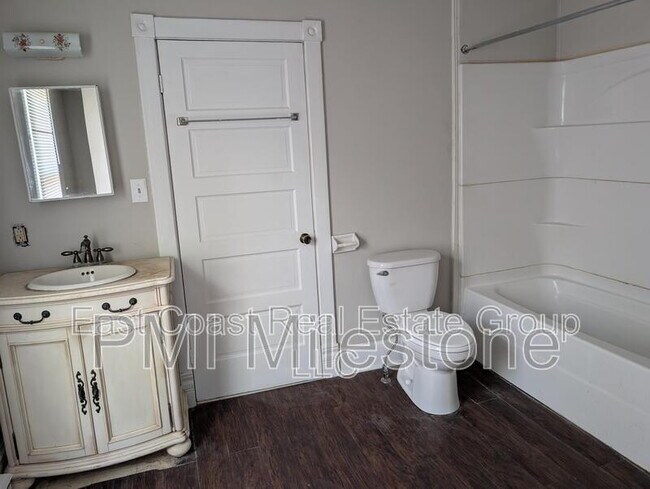 Building Photo - 304 1/2 W Martin St