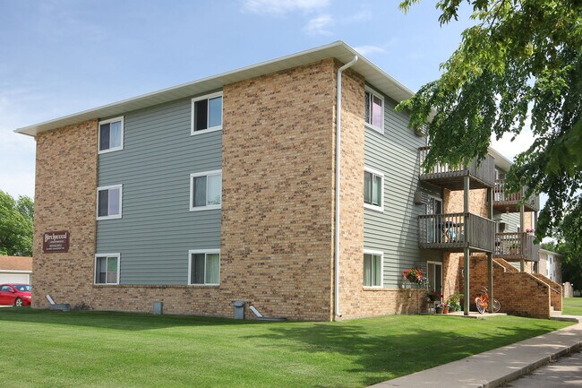 Primary Photo - Birchwood Apartments