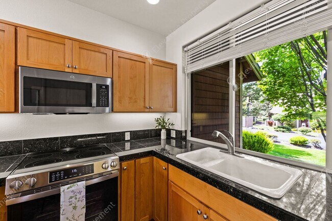 Building Photo - Eagle Crest Townhome Steps to Lakeside Cen...