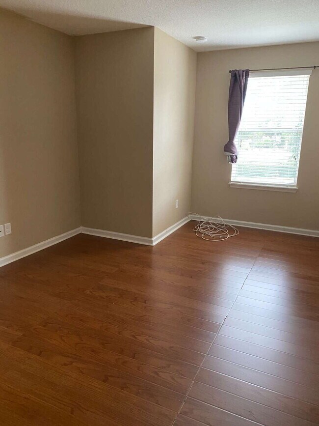 Building Photo - Beautiful 3-Bedroom Townhome in Desirable Oakleaf Plantation – Available Now!