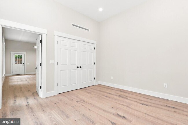 Building Photo - 5565 Pennell Rd