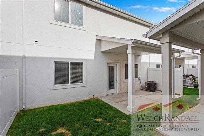 Building Photo - Live in Style – 3 Bed, 2.5 Bath Townhome i...