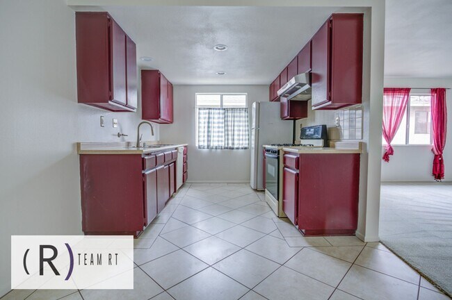 Building Photo - A Charming Condominium in a Quiet and Desi...