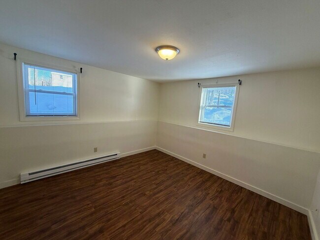 Building Photo - 12 Renarl Ave