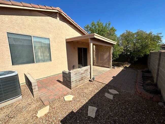 Building Photo - Charming Home