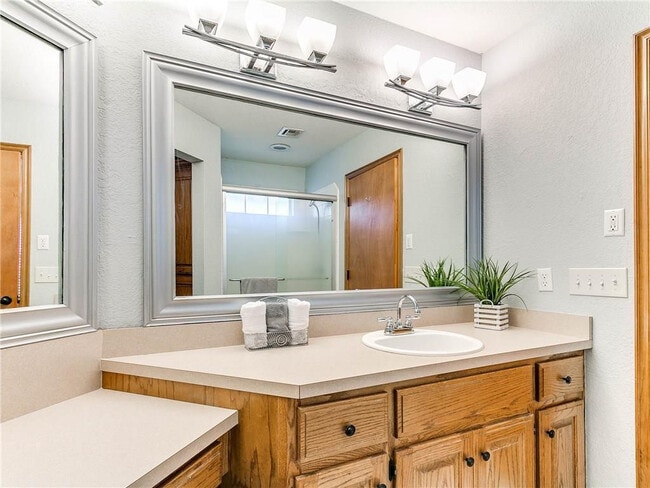 Building Photo - Beautiful 3 Bedroom 2 Bath Home In Choctaw!!!