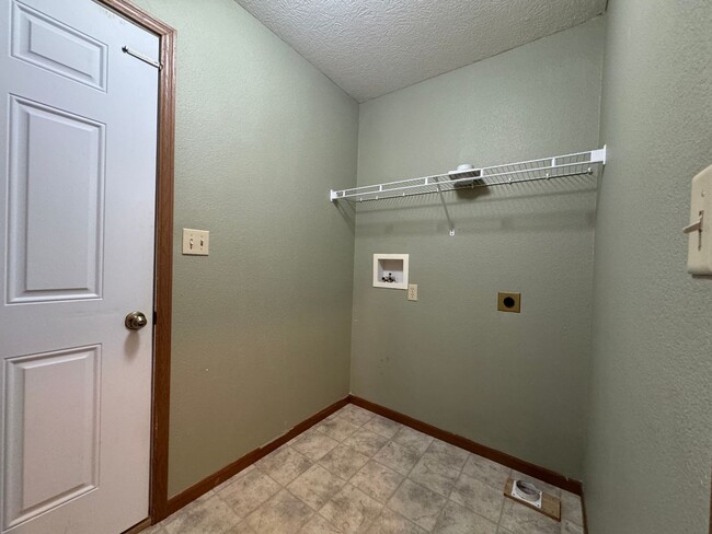 Building Photo - Summit’s Pass Beauty – Updated 3BR/2BA wit...