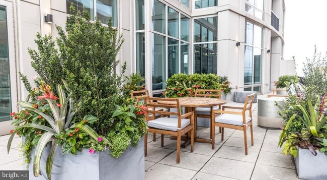 Building Photo - 206 W Washington Square