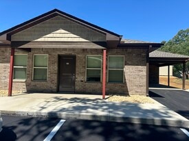 Building Photo - 208 Oak Ct