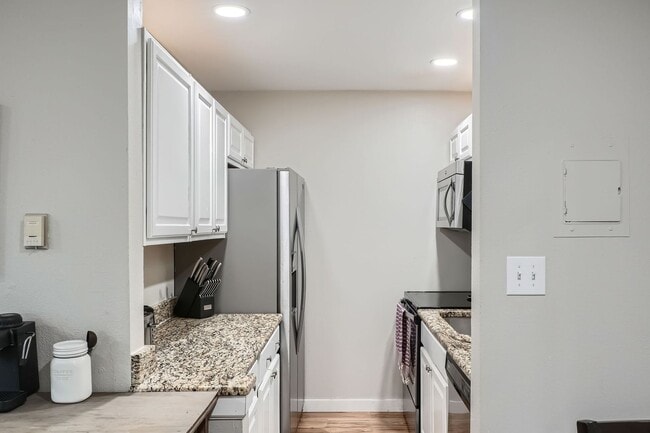 Building Photo - Modern Comfort Meets City Convenience in D...