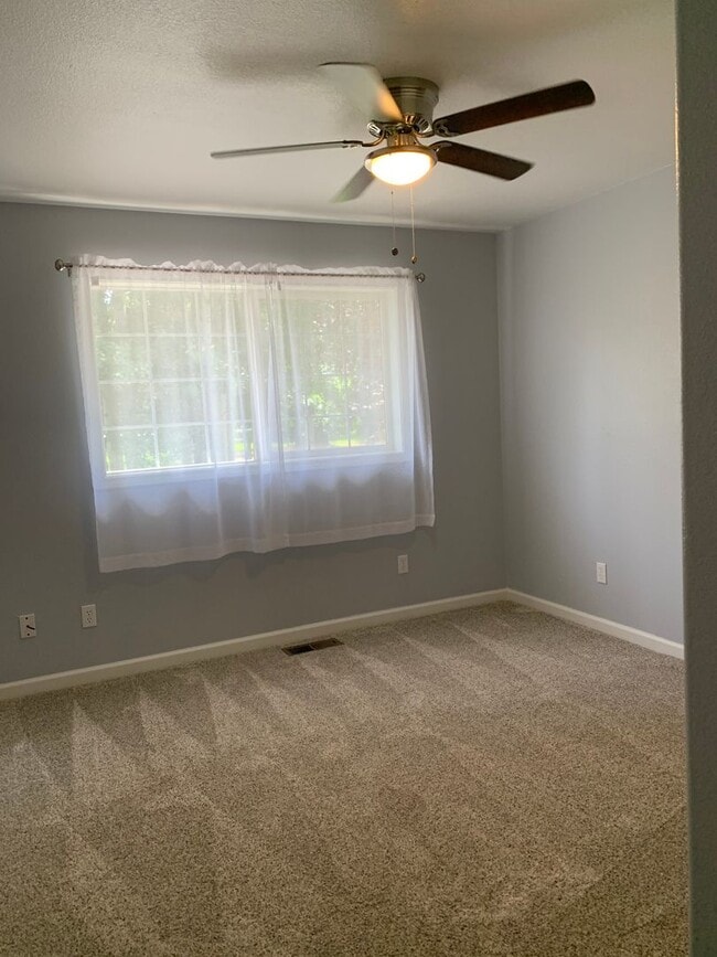 Building Photo - 4 Bedroom, 2 Bath near Pine Grove