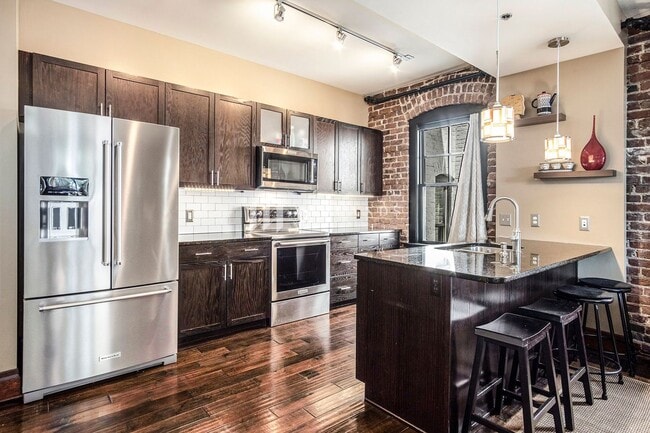 Building Photo - Stunning Downtown Condo