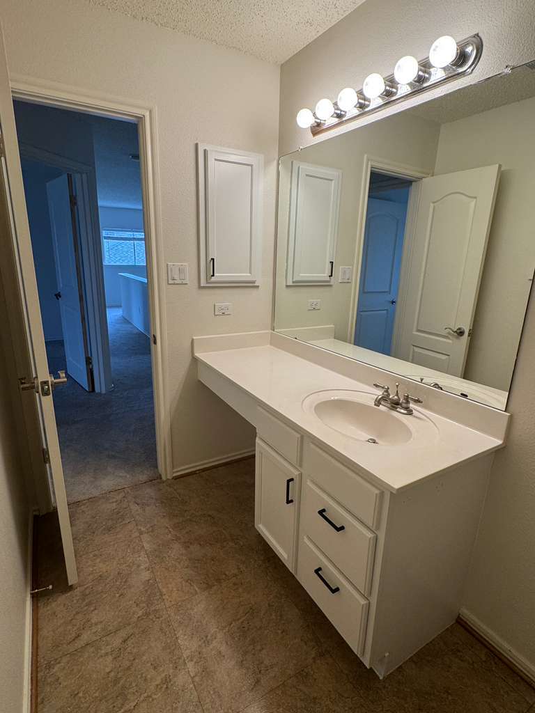 Building Photo - 2105 Zeppelin Dr