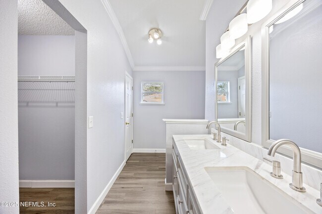 Building Photo - 1969 Willesdon Dr W