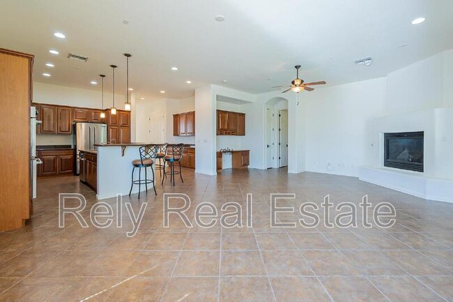 Building Photo - 734 W Juniper Ln