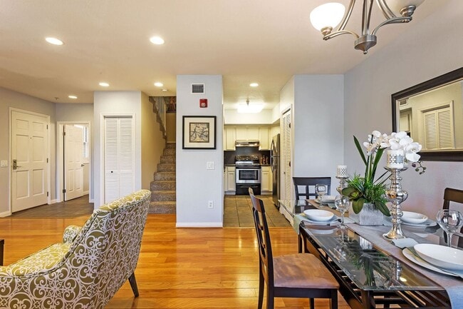 Building Photo - Gorgeous Spacious TownHome in Downtown Mou...