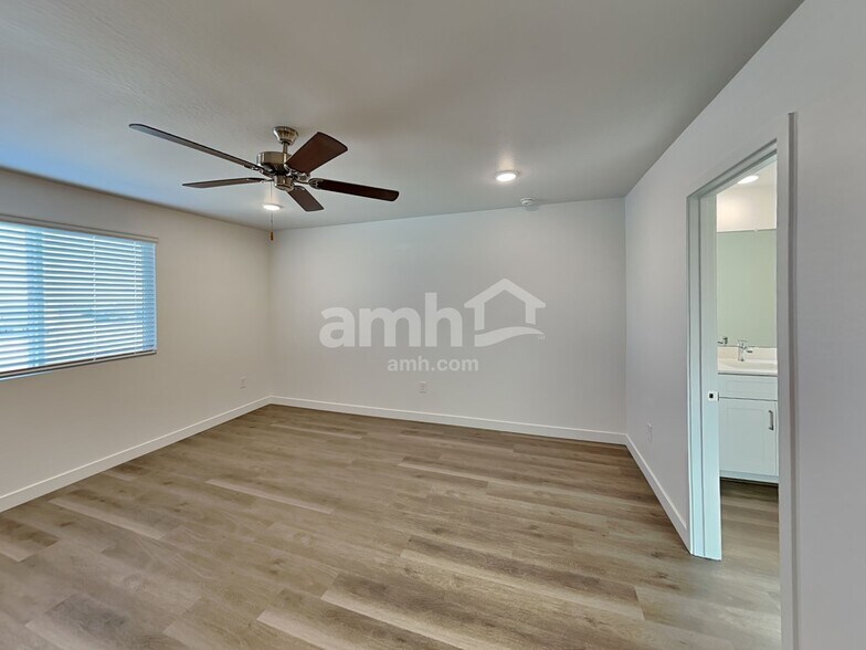 Building Photo - 4621 S 97th Dr