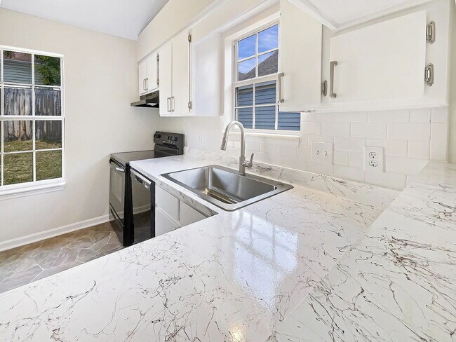 Building Photo - 3 bedroom 2 bathroom East Nashville!