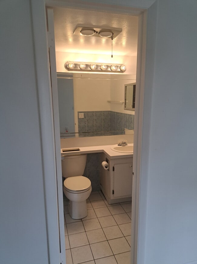 Building Photo - 243 Canterbury K