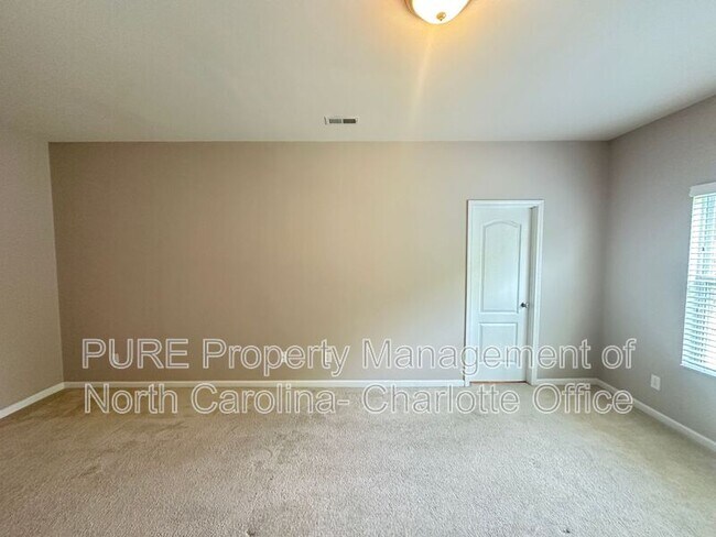 Building Photo - 3520 Larkhaven Ave SW