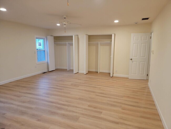 Building Photo - 1834 Beach Ave