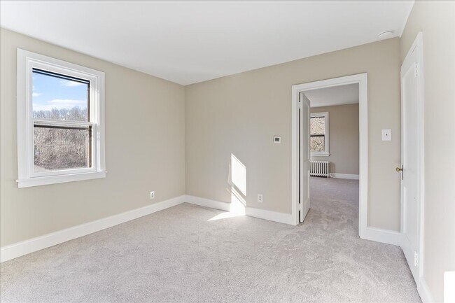 Building Photo - 825 Creek Rd