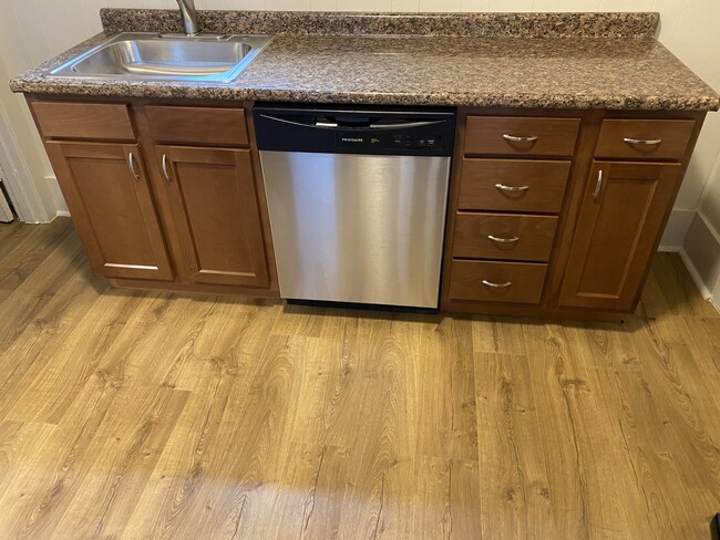 Brand new dishwasher, stove, fridge and microwave - 3311 Lincoln Ave