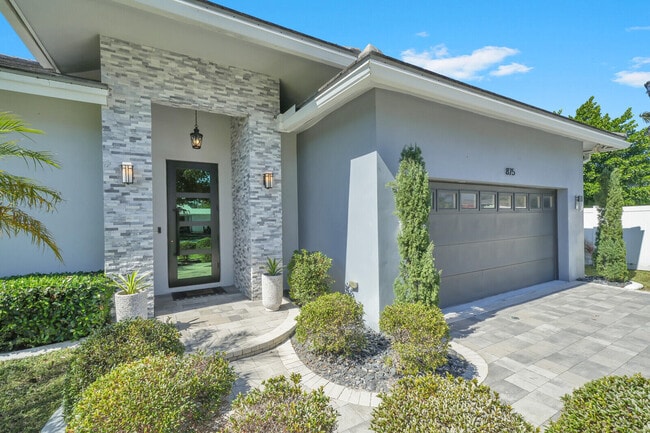 Building Photo - 875 SE 13th Ave