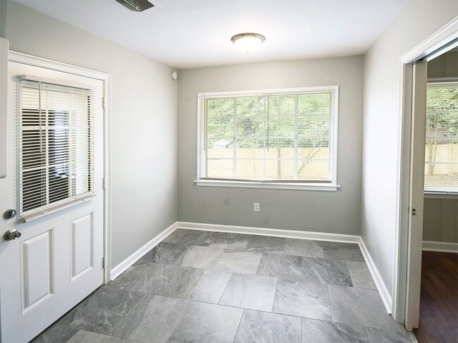 Building Photo - Newly updated 3 bed, 2 bath near U of M