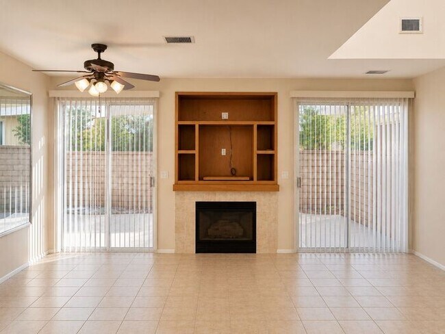 Building Photo - Available Now Beautiful Dual MSTR 2 + 2.5 Townhouse Valencia