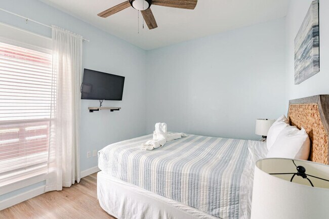 Building Photo - 994 Dolly St