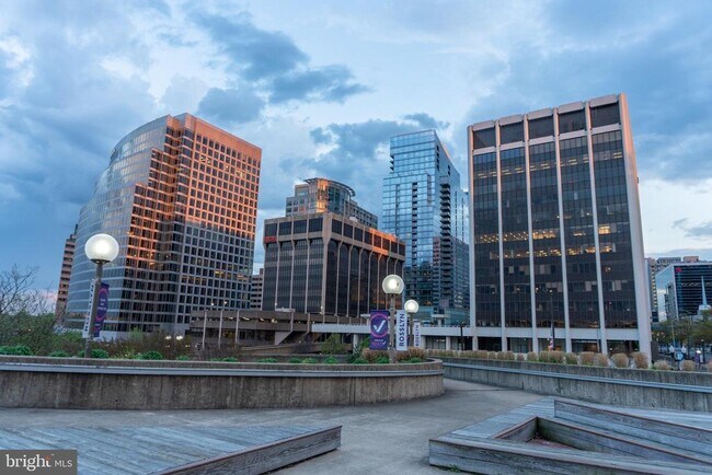 Building Photo - 1600 N Oak St