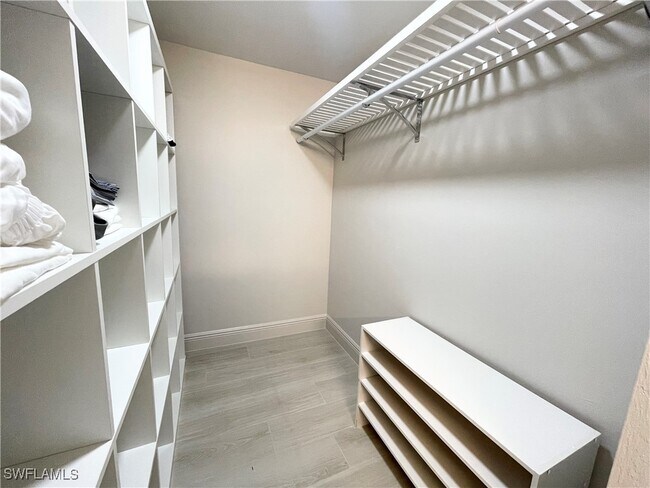 Building Photo - 12945 Vanderbilt Dr