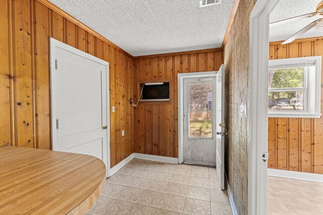 Building Photo - Charming & Newly Renovated 4 Bedroom 2 Bat...