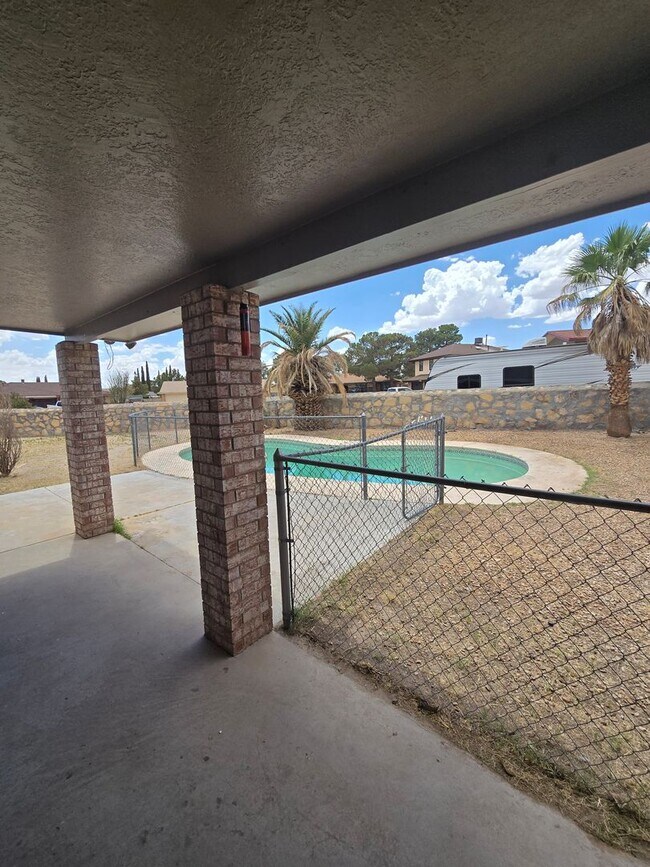 Building Photo - BEAUTIFUL EASTSIDE HOME