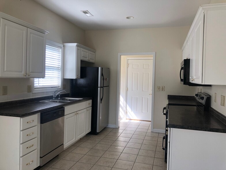 Similar Kitchen Layout - 118 Helen Ct