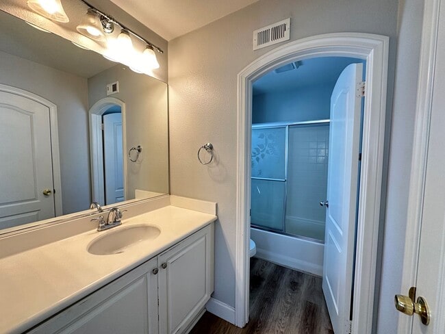 Building Photo - Charming 2 Bed 2.5 Bath Detached Home in G...