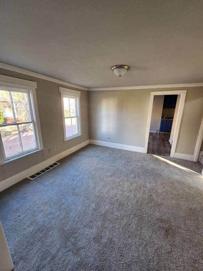 Building Photo - Charming 4-Bedroom Property in Prime Location