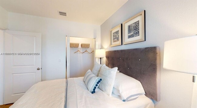 Building Photo - 10241 SW Newberry Ave