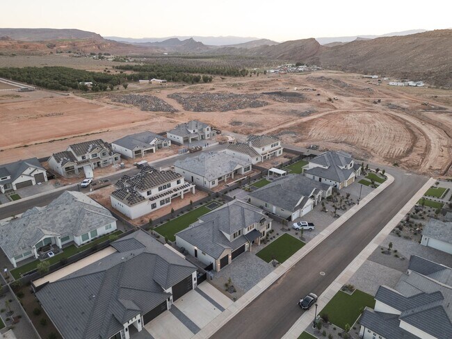 Building Photo - 6 bed / 4 bath / 3 car garage custom home in Pecan Valley