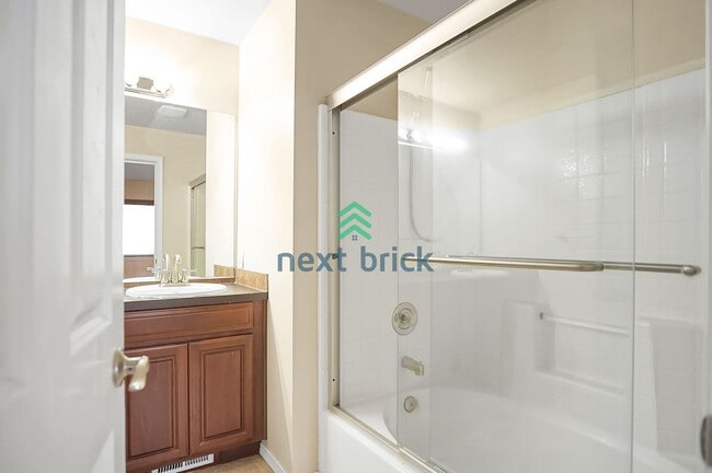Building Photo - Townhome Available for Rent in Bothell!