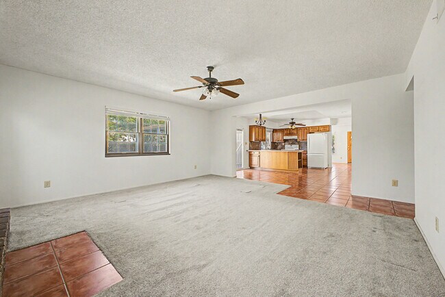 Building Photo - 2822 E Willow Ave