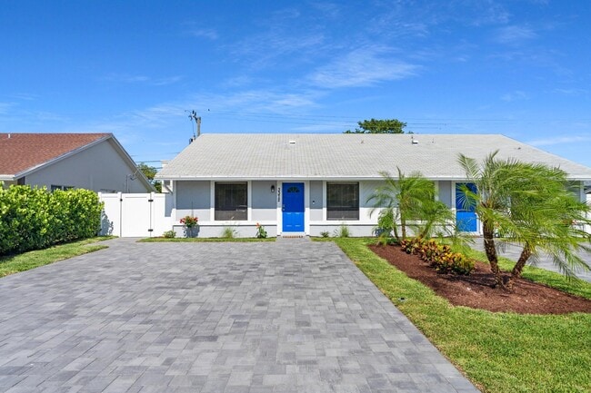 Building Photo - 3372 NE 5th Dr