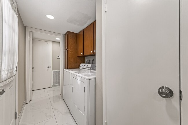 Building Photo - 6649 De Moss Dr