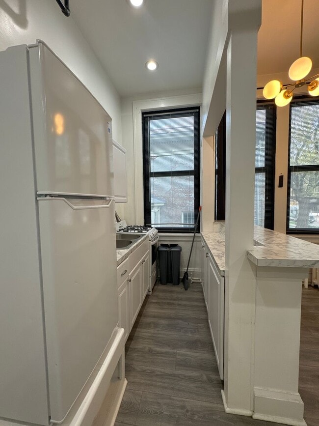 Building Photo - Loft Style Large Studio Apartment