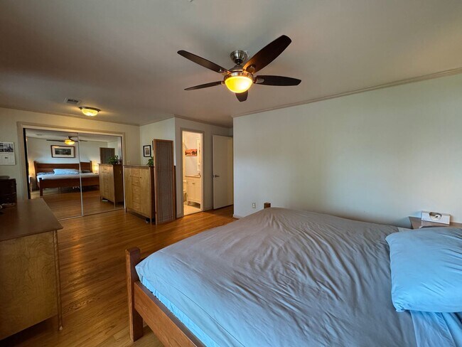 Building Photo - Refreshing 4 Bed 2/2 Bath End Unit Townhom...
